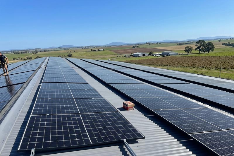 Hybrid inverter and switchboard installation